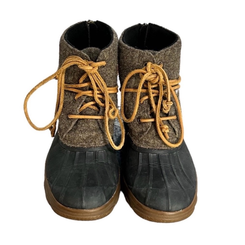 Sperry Lace Up Repel Duck Boots
W/ Zipper On The Back Size 5.5